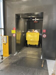 Compacteur avec TUNNEL pour BASE LOGISTIQUE